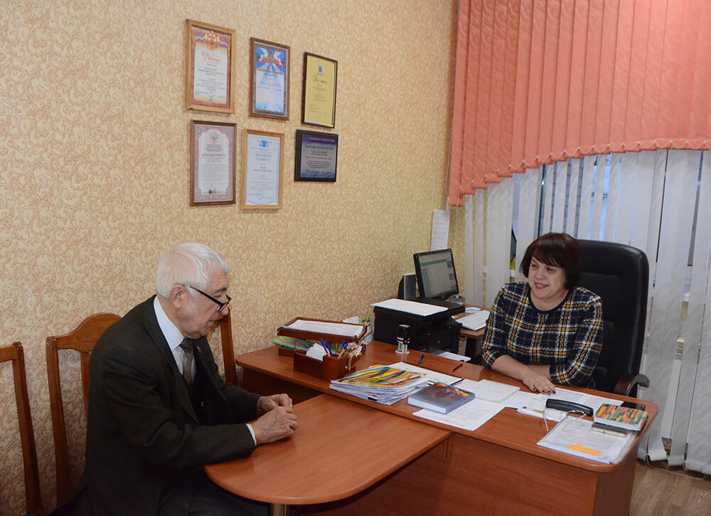 Зуев с директором лицея №50 Шалак